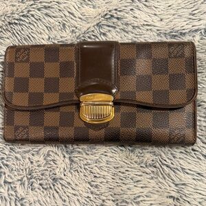 ❤️Authentic Preloved Louis Vuitton
2009 Damier Ebene Pattern Sistina Wallet❤️